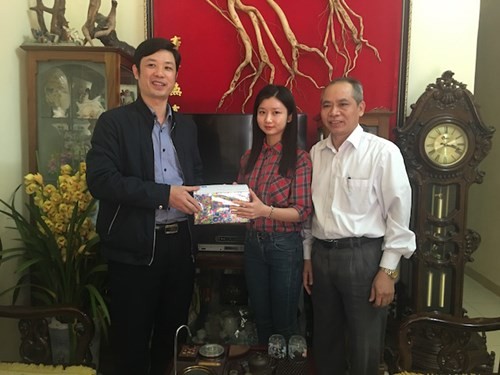 Bí thư tỉnh đoàn Thanh Hóa tặng quà động viên Tuyết trước khi lên đường nhập ngũ (ảnh TH)