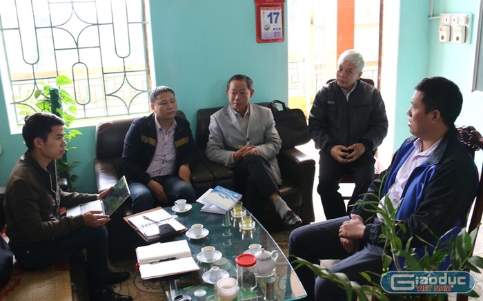 Ông Trần Đức Tuyền (bên góc phải ảnh), Phó Giám đốc Trung tâm Giáo dục thường xuyên Liên Minh (Vụ Bản - Nam Định) cùng lãnh đạo trung tâm trong buổi làm việc với phóng viên Báo Điện tử Giáo dục Việt Nam (ảnh HC)