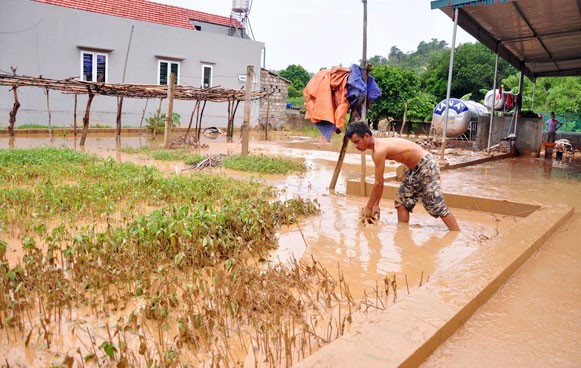 Sau những trận mưa vào thời điểm tháng 8/2016 khiến bùn, đất của dự án tràn vào vườn, nhà cửa của người dân làm ảnh hưởng đến đời sống của người dân nghiêm trọng (ảnh nguồn DV)