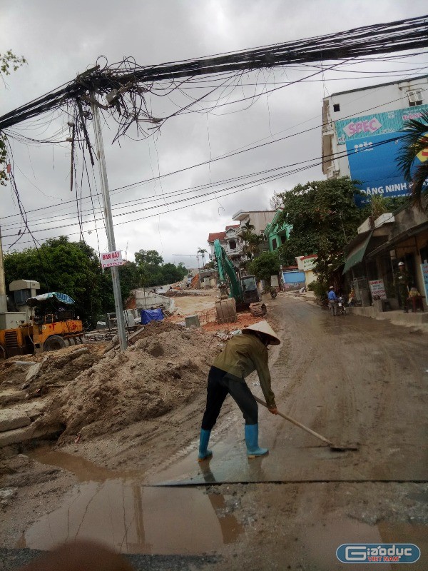 Một số người dân phường Hồng Hà, sống dưới chân đường lên sân gofl FLC cho biết, đêm 19/05 lượng đất, cát cũng có trôi xuống (ảnh Lê Minh)