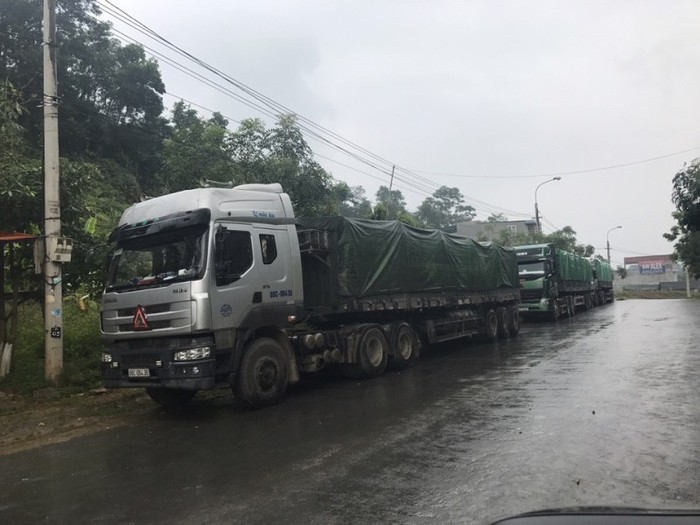 8 chiếc xe chở quặng lưu thông trên tuyền QL 279, khi đi qua địa phận huyện Quang Bình thì bị lực lượng Cảnh sát giao thông Công an huyện Quang Bình yêu cầu dừng xe kiểm tra quá khổ, quá tải nhưng 8 chiếc xe không vi phạm.