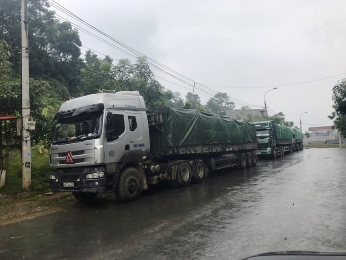 Những chiếc xe tải chở hàng hóa đang bị tạm giữ một cách bất hợp lý, các tài xế đang phải ăn chực nằm chờ để lấy xe đi giao hàng hóa cho công ty.