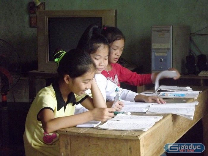 Các cháu nhỏ rất thích đến học tại nhà ông giáo Hà Văn Đồng bởi sự tận tụy, chỉ bảo cho các cháu học hành đến nơi, đến chốn (ảnh Thanh Bình)