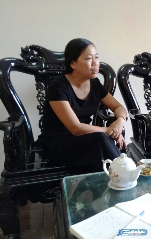 Bà Bùi Thị Liễu, Hiệu trưởng trường tiểu học Lý Nhân đang trao đổi vụ việc với phóng viên (ảnh Nhân Minh)