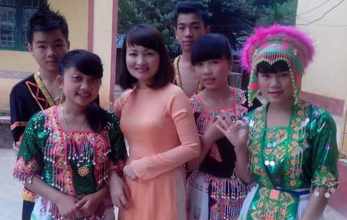 Cô Nguyễn Thị Thành bên các học sinh vùng cao trong những ngày công tác trong ngành giáo dục. Ảnh: Nhân vật cung cấp.