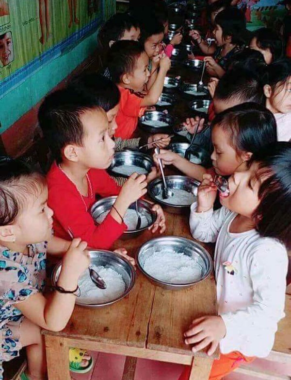 Bữa ăn chỉ có miến trắng của các học sinh tại Trường Mầm non Thạch Ngàn, huyện Con Cuông, tỉnh Nghệ An. (Ảnh N.A)