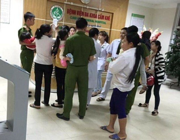Các phụ huynh đưa học sinh đến Bệnh viện Đa khoa Cẩm Khê cấp cứu sau khi có dấu hiệu buồn nôn, chóng mặt. Ảnh: Phutho 24h