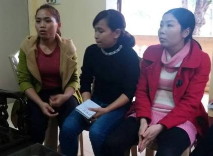 Các giáo viên hợp đồng Trường mầm non xã Đông Nam phản ánh về việc nhà trường không chịu chi trả tiền lương. Ảnh: TP