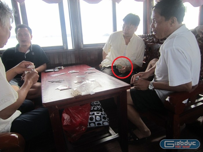 Ông Ngô Văn Tuấn, Hiệu trưởng Trường Cao đẳng sư phạm Hưng Yên (tay cầm tiền) đang ngồi chơi bài được cho là đánh bài ăn tiền cùng với cấp dưới. Ảnh: Bạn đọc cung cấp.