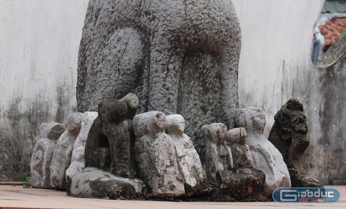 Xung quanh dưới chân tượng chó đá (được người dân gọi là tượng Đức Hoàng Thạch) là tượng đá chó con (15 con) với nhiều dáng vẻ khác nhau. Ảnh: Nhân Minh.