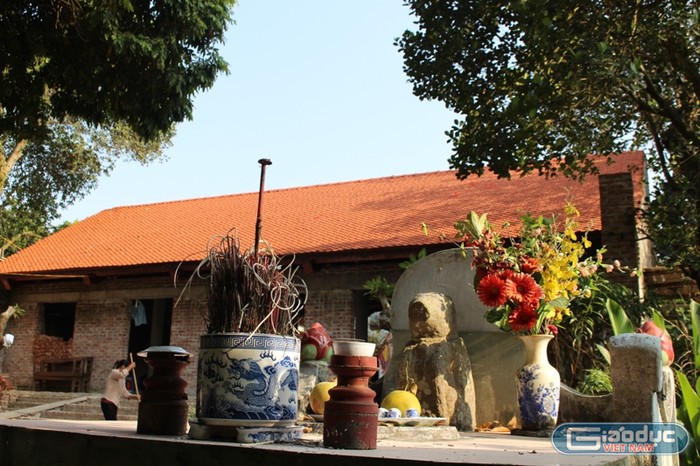 Bức tượng chó đá được người dân làng Phù Trung, xã Thượng Mỗ, huyện Đan Phượng _ Hà Nội thờ cún. Ảnh: Nhân Minh