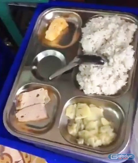 Bữa ăn của học sinh Trường tiểu học Kỳ Bá được phụ huynh bức xúc chia sẻ. Ảnh: Cắt từ clip.