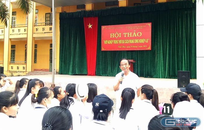 Giáo sư, Nhà giáo nhân dân Nguyễn Lân Dũng rất gần gũi với các em học sinh khi truyền cảm hứng khởi nghiệp cho các em. Ảnh: Minh Chí.
