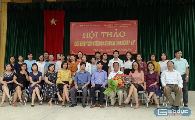 Lãnh đạo Trường Trung học phổ thông Tam Dương II cùng toàn thể các cán bộ, giáo viên nhà trường chụp ảnh lưu niệm cùng Giáo sư Nguyễn Lân Dũng. Ảnh: Minh Chí.