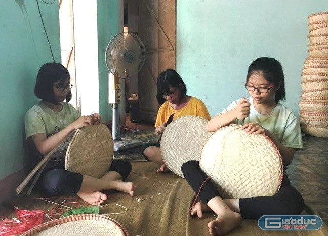 Để giúp đỡ bố mẹ đỡ vất vả, ba chị em Dương - Thùy - Linh lại tranh thủ làm mây tre đan. Ảnh: Ngọc Lê.