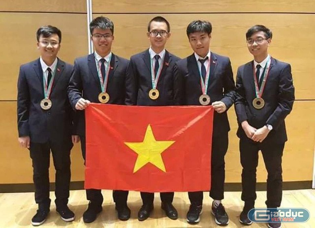 Em Nguyễn Ngọc Long (đứng thứ hai từ phía bên trái sang) cùng một số thí sinh khác đoạt Huy chương Olympic Vật lí quốc tế 2018 . Ảnh: Ban tổ chức cung cấp.