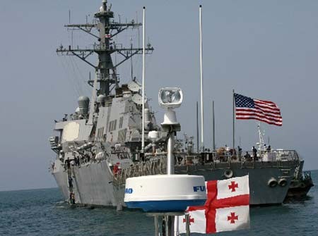 Tàu USS McFaul neo đậu tại cảng Batumi để chuẩn bị tập trận