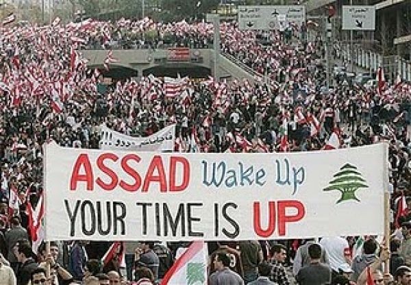 Người biểu tình xuống đường giương cao khẩu hiệu chống đối Tổng thống Assad