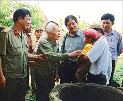 Đại tướng Võ Nguyên Giáp với người dân quê hương Quảng Bình. Ảnh: Trần Hồng