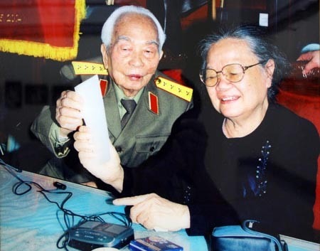 Phút thư giãn của vợ chồng Đại tướng Võ Nguyên Giáp. Ảnh Trần Hồng
