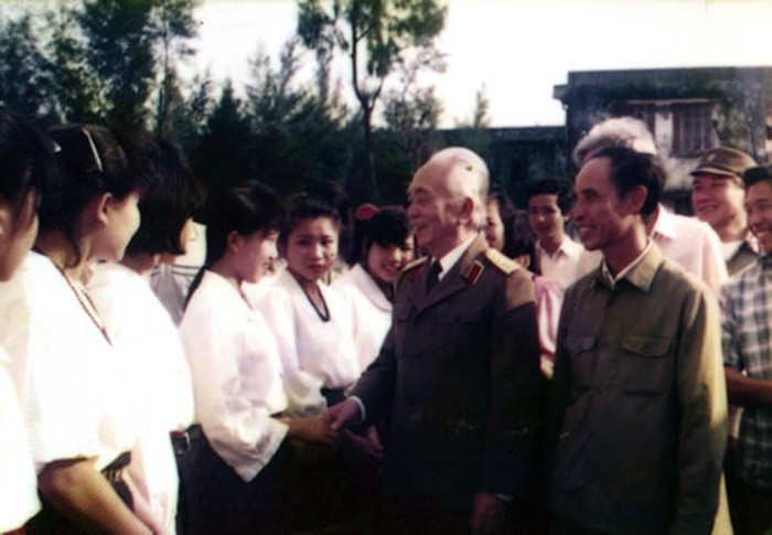 Đại tướng Võ Nguyên Giáp thăm trường dân tộc nội trú Nghệ An