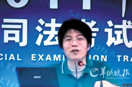 Hình ảnh phó giáo sư Trương Hải Hiệp được chụp lại từ đoạn clip.