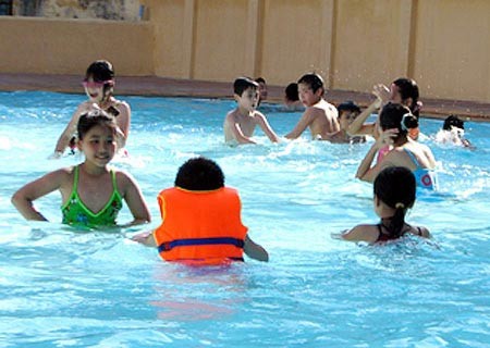 Học bơi là việc làm cấp thiết với các học sinh - sinh viên VN