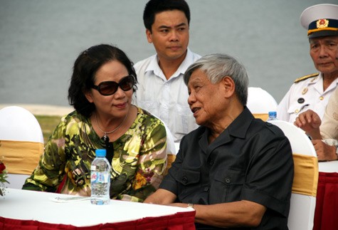 PGS Trần Lưu Vân Hiền - mẹ GS Châu cùng Nguyên Tổng Bí thư Lê Khả Phiêu có mặt chung vui trong lễ trao tặng biệt thự