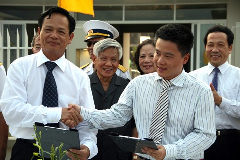 GS Ngô Bảo Châu và ông Đào Hồng Tuyển ký kết trao tặng căn biệt thự