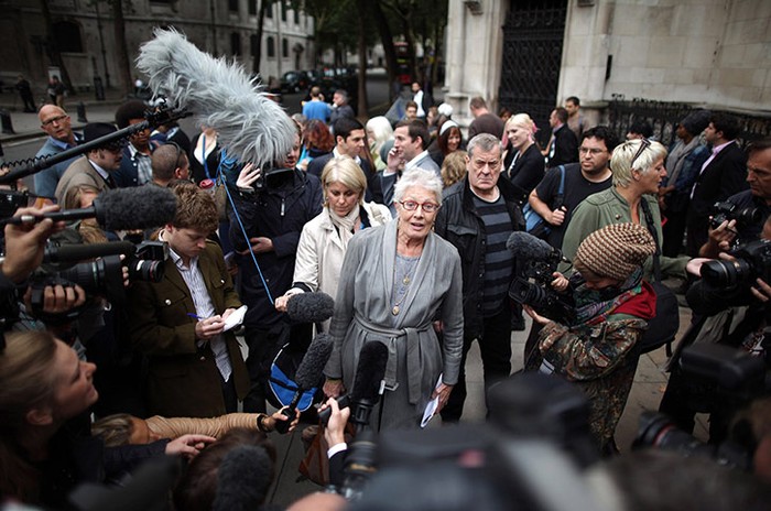 Diễn viên Vanessa Redgrave nói với phóng viên khi bà tới ủng hộ 80 gia đình bị trang trại Dale đuổi khỏi nơi ở tại Essex, London, Anh