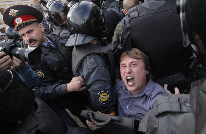  Cảnh sát bắt giữ một người hoạt động đối lập trong cuộc biểu tình chống chính phủ ở St Petersburg, Nga