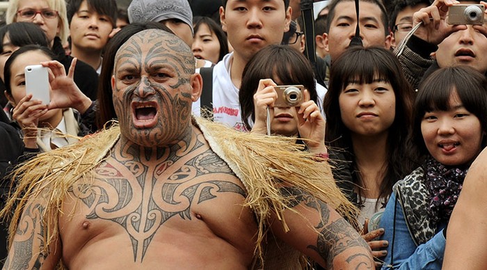 Một chiến binh Maori biểu diễn khi đón tiếp đội tuyển bóng bầu dục Nhật bản tới Auckland, New Zealand