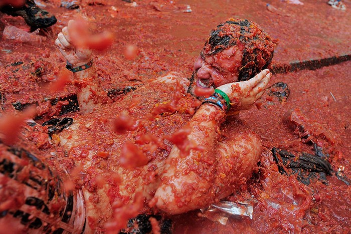 Một người tham dự bị nhuộm đỏ cà chua tại Lễ hội Tomatina được tổ chức hàng năm tại Bunol, Tây Ban Nha.