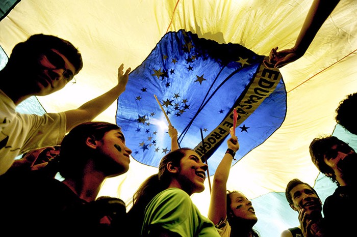  Một nhóm sinh viên mang cờ Brazil trong lễ diễu hành ở thủ đô Brasilia.