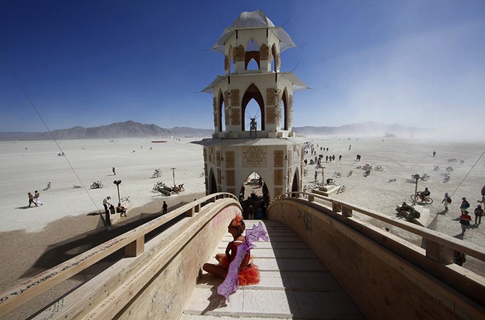 Người tham dự Lễ hội Burning Man ở Nevada (Mỹ) nghỉ ngơi sau khi ghi một thông điệp cá nhân trên tường của ngôi đền Transition