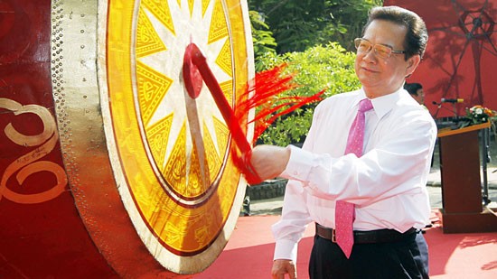 Thủ tướng Nguyễn Tấn Dũng đánh trống chào mừng năm học mới. Ảnh: VOV