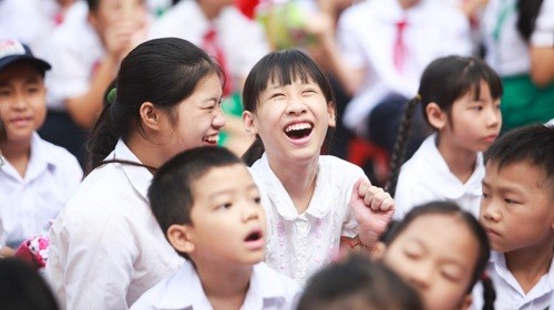 Niềm vui trong ngày khai giảng năm học mới của em Phạm Thị Hương (11 tuổi), học sinh khiếm thị Trường tiểu học Nguyễn Đình Chiểu (Hà Nội). Ảnh: Tuổi Trẻ