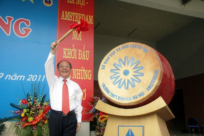 Chủ tịch Quốc hội Nguyễn Sinh Hùng đánh trống khai giảng năm học mới tại Trường chuyên Hà Nội - Amsterdam.