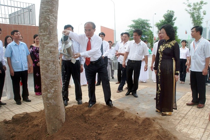 Chủ tịch Quốc hội Nguyễn Sinh Hùng và các vị đại biểu trồng cây lưu niệm tại trường.