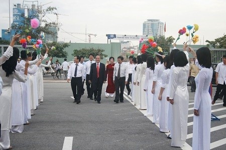 Khoảng 7h30 sáng, Chủ tịch Quốc hội Nguyễn Sinh Hùng đã có mặt tại ngôi trường giàu truyền thống với sự chào đón nống nhiệt của các nữ sinh trường Ams.