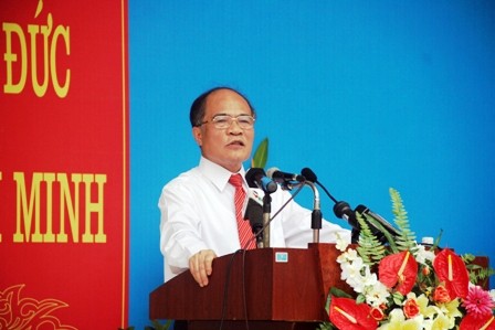 Chủ tịch Quốc hội Nguyễn Sinh Hùng chia sẻ, tâm tư với thầy trò trường Ams tại lễ khai giảng.