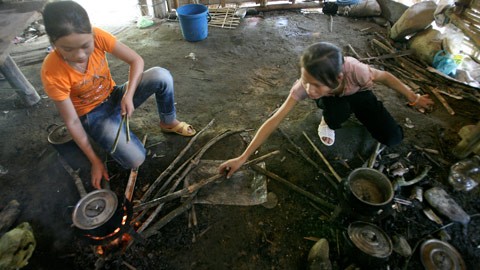 Lớn tuổi nhất là Lường Thị Huyền, học sinh lớp 8A. Huyền thường là người phân công các công việc như kiếm củi, nấu cơm rửa bát cho từng bạn.