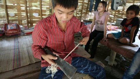 Bạn Hà Văn Dân lớp 7A luôn là người làm những việc như vót đũa ăn, đan lát các vật dụng cho cả nhóm.