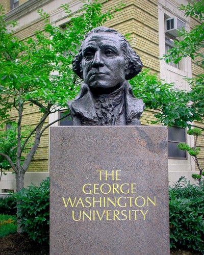 Đại học George Washington - Washington, DC. Có mất $ 52.980/ năm cũng đáng phải không? Những sinh viên "đặc biệt": Harry Reid, cựu thư ký của Colin Powell và đệ nhất phu nhân cựu Jacqueline Kennedy Onassis.