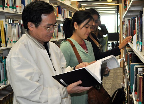 Phần lớn các du học sinh Việt Nam đều chia sẻ, ngoại ngữ là rào cản, khó khăn chính của họ khi đi du học. Ảnh các du học sinh Việt trong thư viện một trường ĐH tại Australia. Ảnh: Hải Duyên.