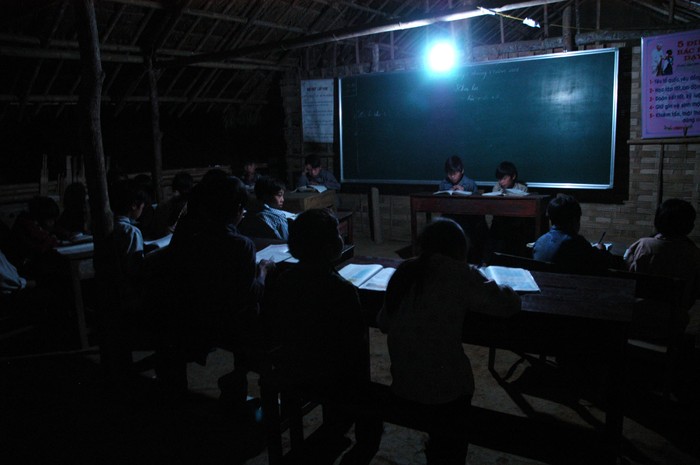 “Lớp học gió” ở huyện Mường Nhé (Điện Biên) chỉ có tấm bảng là giá trị nhất. Các thầy cô ở đây cho biết, tấm bảng được Phòng giáo dục huyện cấp như lạc lõng khi lắp vào lớp học