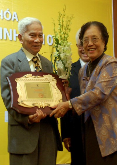 Nhà toán học Hoàng Tụy tại lễ trao giải thưởng Phan Châu Trinh năm 2010. Ảnh: Tường Vân.