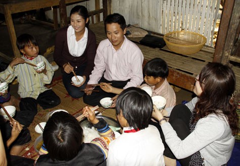 Ông Bùi Ngọc Cải - Phó Tổng biên tập báo Giáo dục Việt Nam chung vui bữa cơm trưa, cũng là một trong những phần quà mà báo dành tặng các cháu từ chương trình 'Vượt bão lũ đến Suối Giàng'