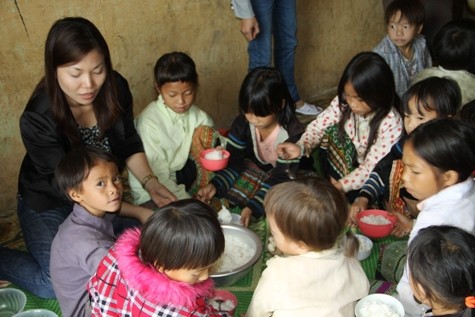Thành viên đoàn công tác đặc biệt của Báo Giáo dục Việt Nam dành tình cảm ân cần tới những học sinh phải học xa nhà, điều kiện sống còn nhiều khó khăn