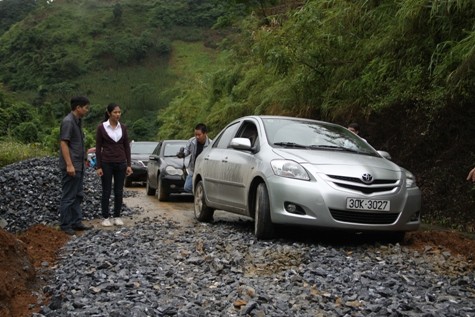 Đoàn xe của đoàn công tác báo Giáo dục Việt Nam và các nhà hảo tâm bất ngờ phải dừng dọc đường trên đoạn đường đèo dốc